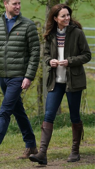 Kate Middleton wearing fairisle knit jumper, skinny jeans a waterproof boots