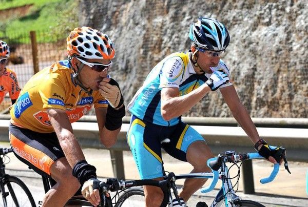 Race leader Egoi Martinez (Euskaltel-Euskadi) and Jose Luis Rubiera (Astana) have a snack together.