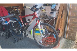 El turbo casero de Roy McNeill instalado en el garaje de su antigua bicicleta de montaña de carrera