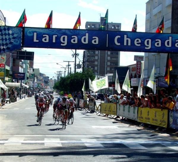 Julian David Munoz Giraldo (UNE - EPM) wins the opening stage