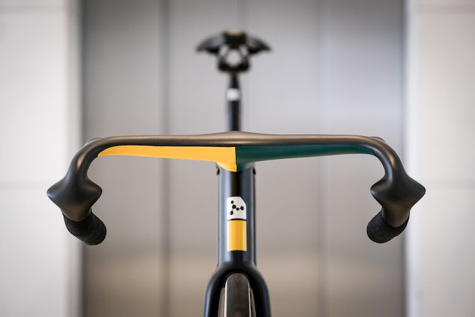 While the front end of the sprint/bunch-race version of the Electron Pro&rsquo;s fork and cockpit is more conventional than the pursuit configuration, special attention has nevertheless been given to optimising the front profile