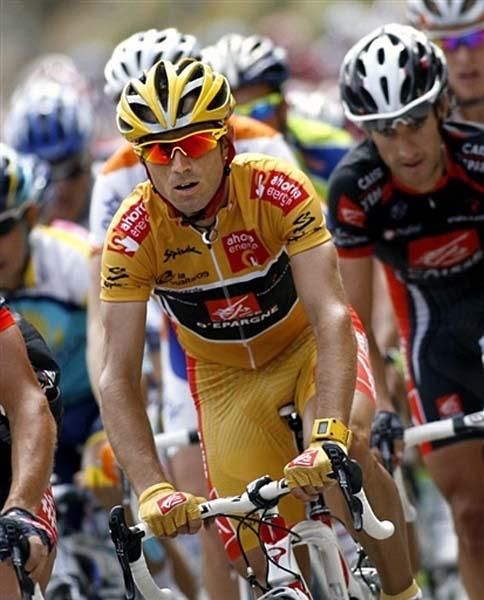 Alejandro Valverde (Caisse d'Epargne) sits in the bunch.