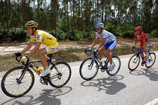 David De La Fuente (Saunier Duval-Prodir) leads the escape.
