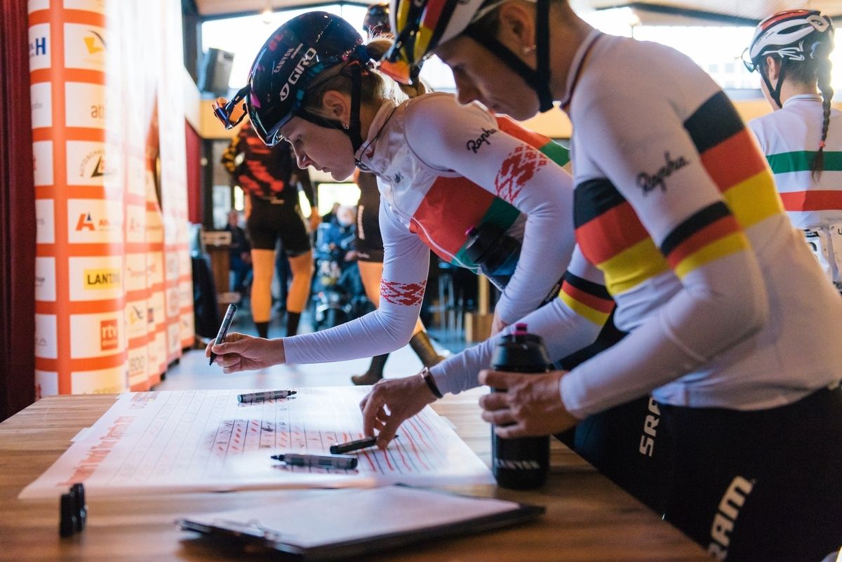 Alena Amialiusik (Canyon//SRAM) signs on