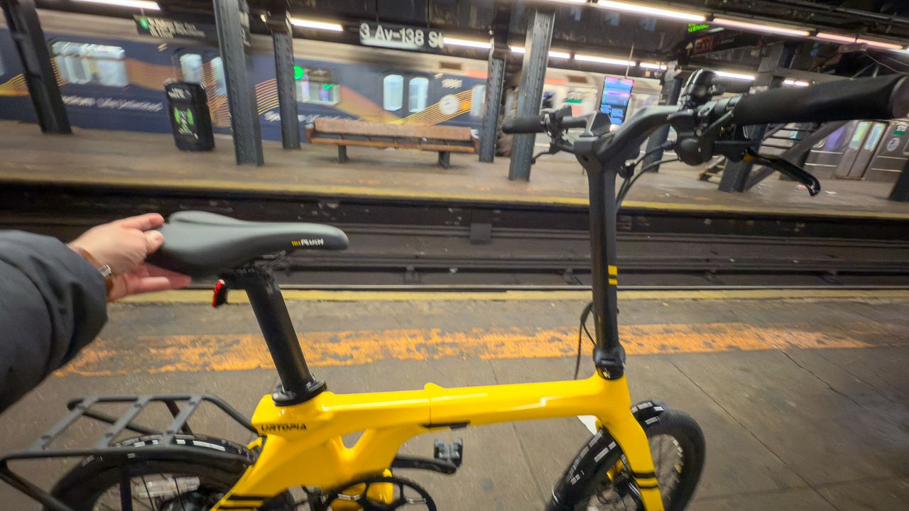 Urtopia Carbon Fold 1 - Waiting for subway
