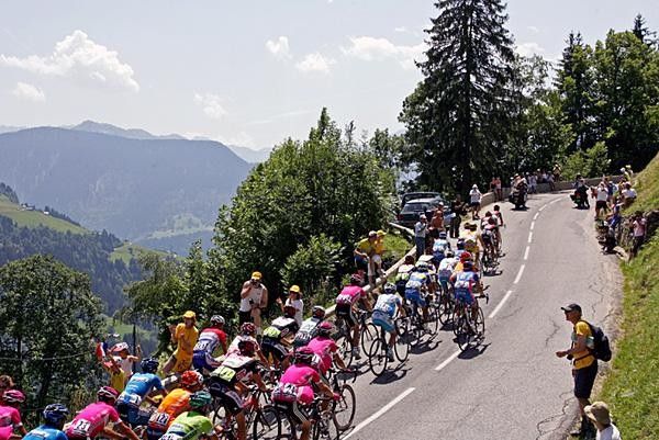 And the yellow jersey group continues on the climb.
