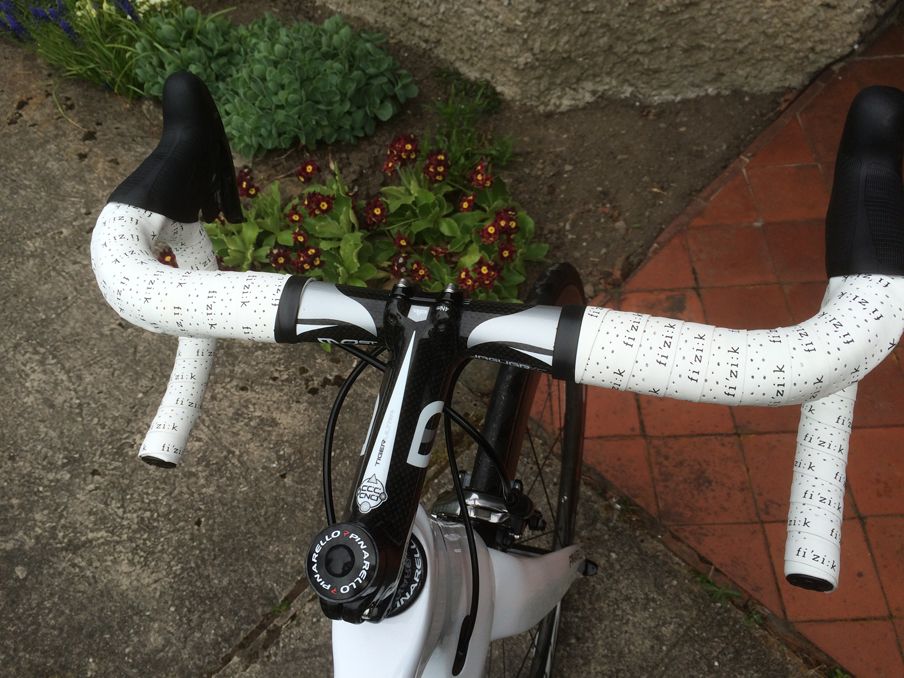 Fizik provide the bar tape on Wiggins' new machine