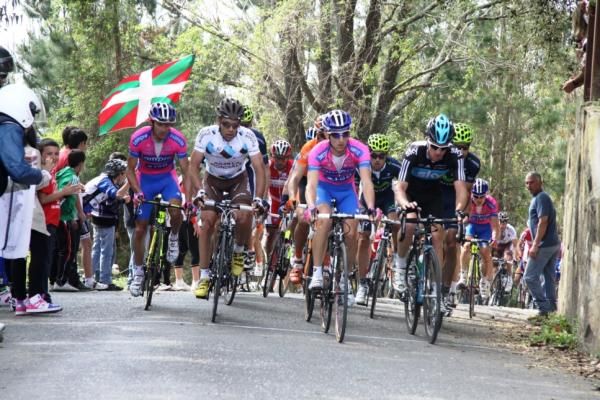 The peloton on stage 1 of the Basque Country tour