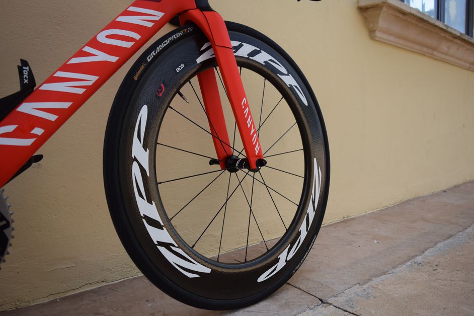 At the front of the bike Dowsett opts for a deep carbon Zipp 808 Firecrest wheel