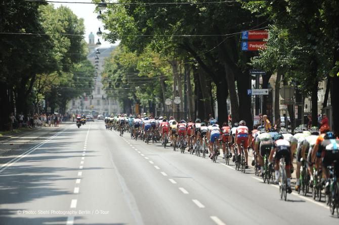 The peloton lined out on the final stage