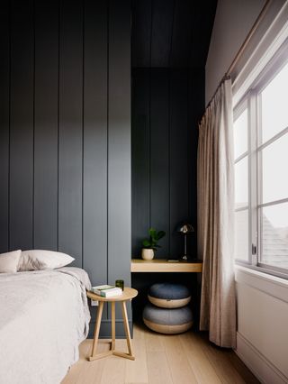 A bedroom with laminate flooring