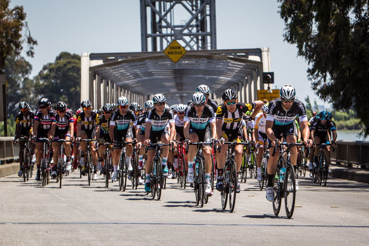 Etixx-Quick Step and MTN-Qhubeka share the work at the front