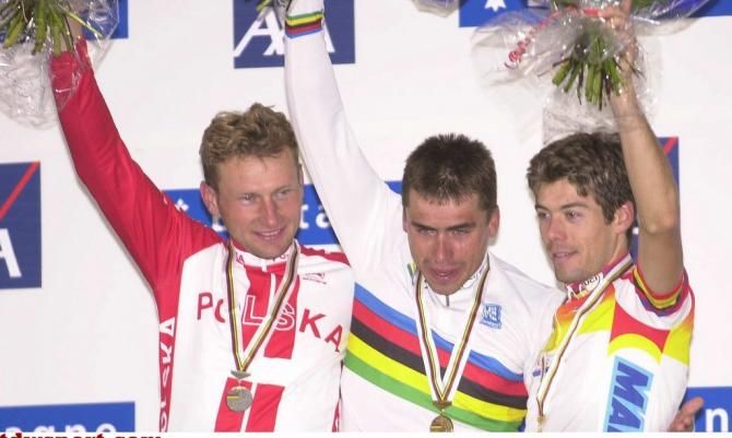 Romāns Vain&scaron;teins (Latvia) can't hold back the tears on the 2000 Worlds podium