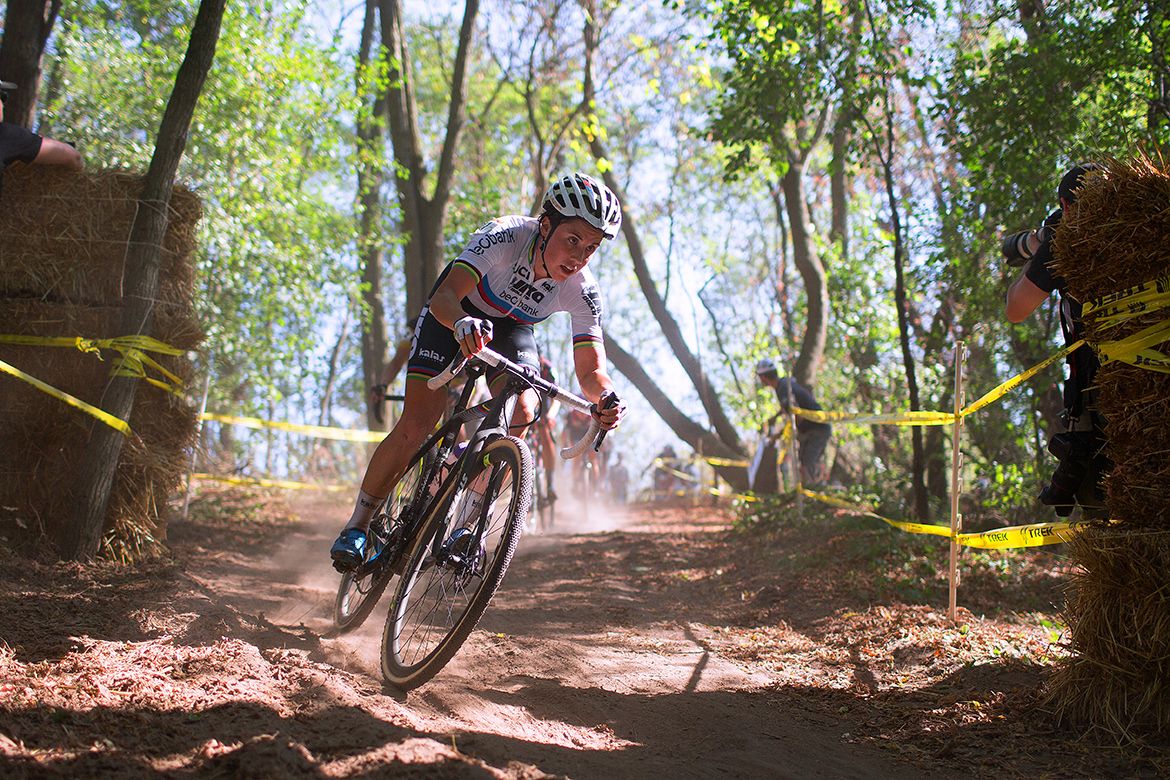 Sanne Cant (Beobank-Corendon) riding solo