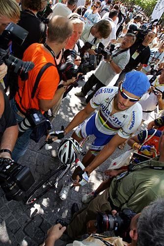 Tom Boonen (Quickstep) tries to make his way through the photographers to the start line.