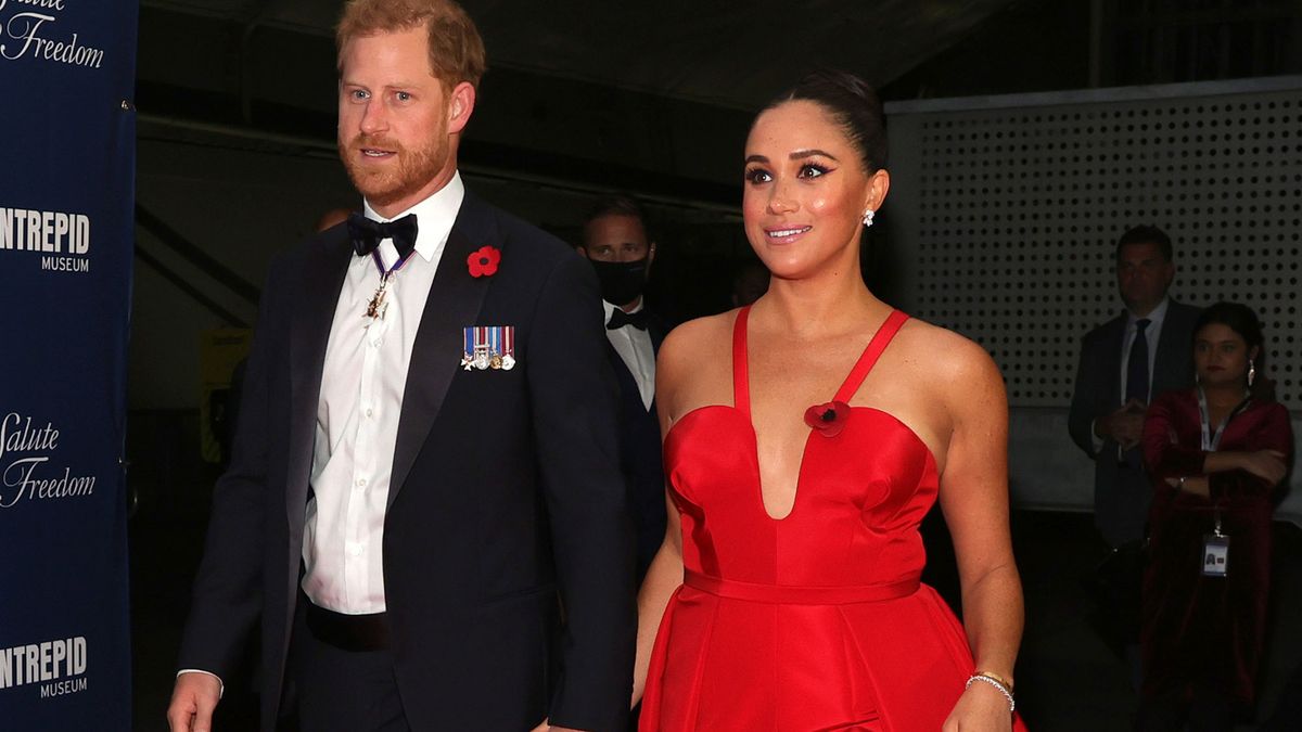 Meghan Markle vient de faire la une des journaux avec sa robe rouge significative