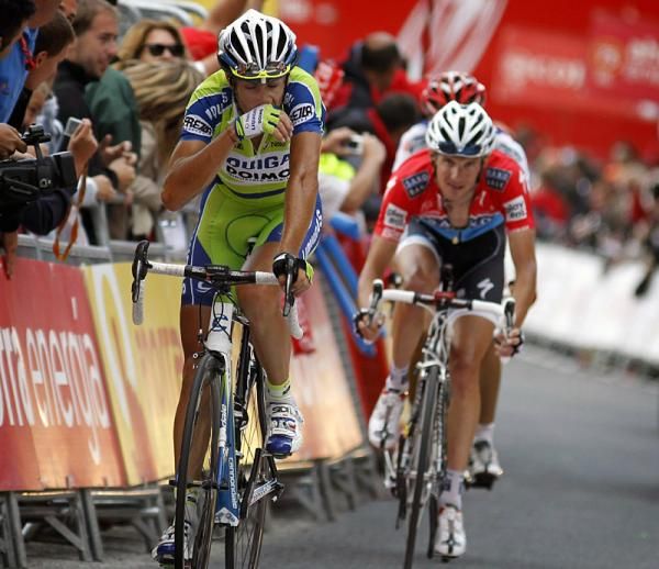 Vincenzo Nibali (Liquigas - Doimo) leads Frank Schleck (Saxo Bank) across the finish line.