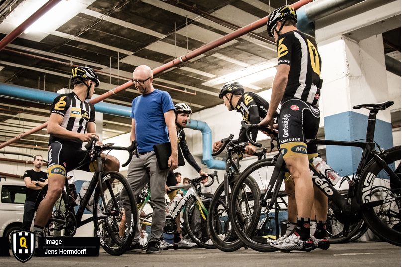 The riders wear their 2015 team kit due to contract obligations
