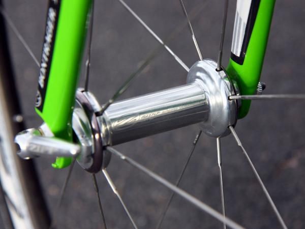 The new 88/188 front/rear hubs are notably smooth-rolling and incorporate widely set flanges to aid in lateral wheel rigidity.