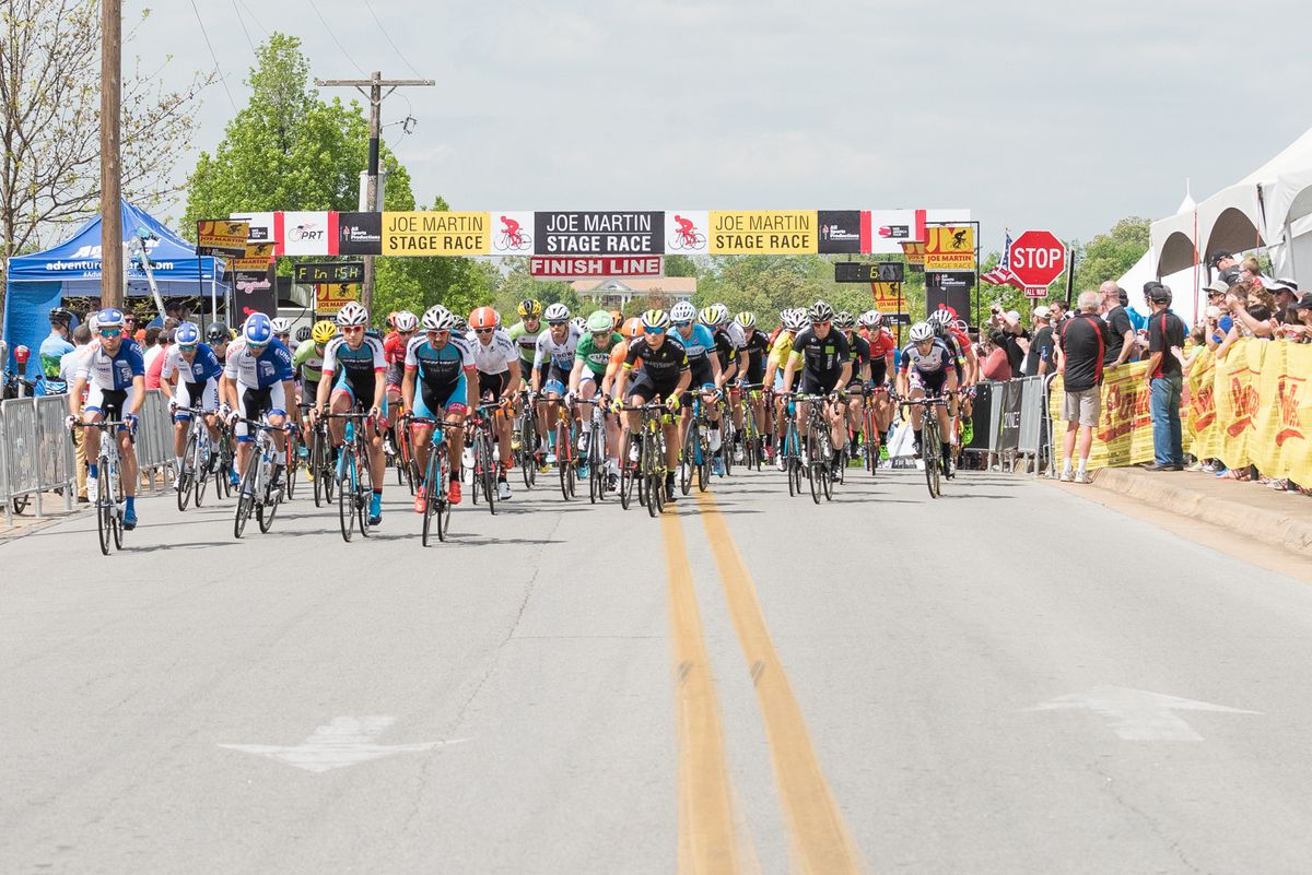 The peloton starts stage 4