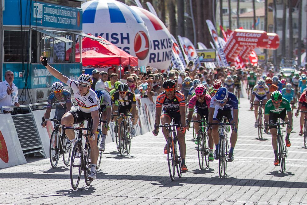Andr&eacute; Greipel takes the win.