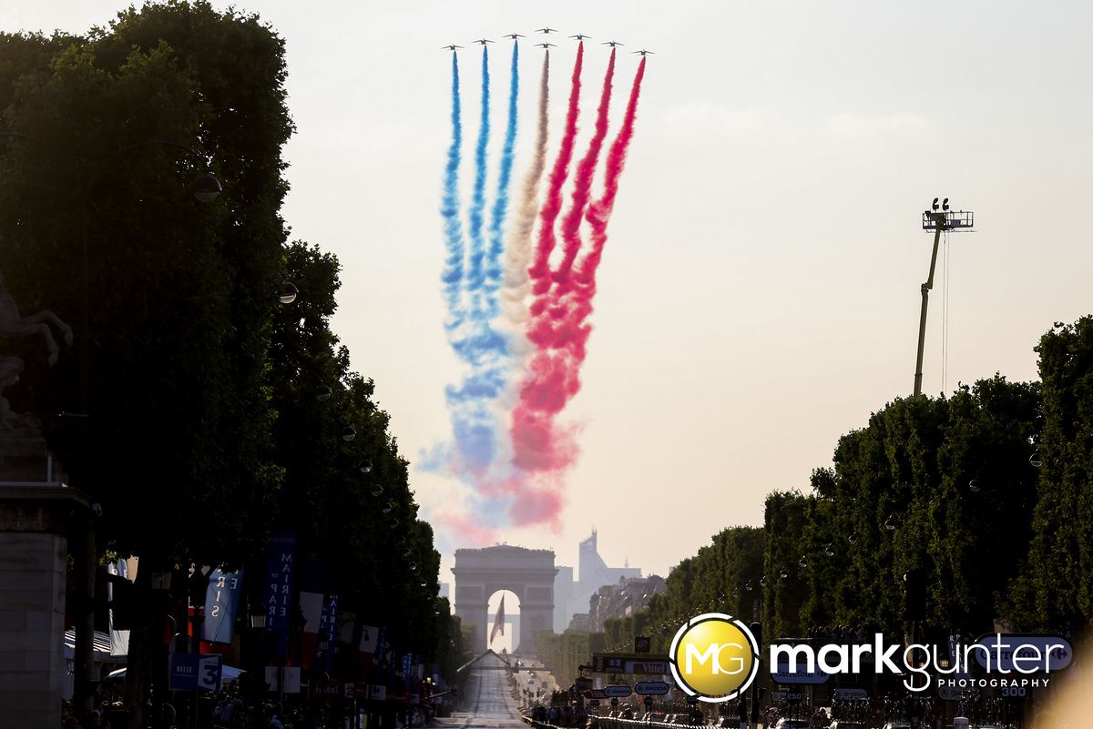 Sunset on the Champs-&Eacute;lys&eacute;es in 2013