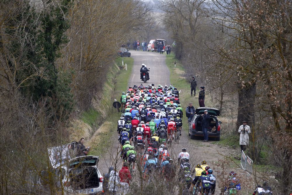 The peloton on a slight rise in Strade Bianche
