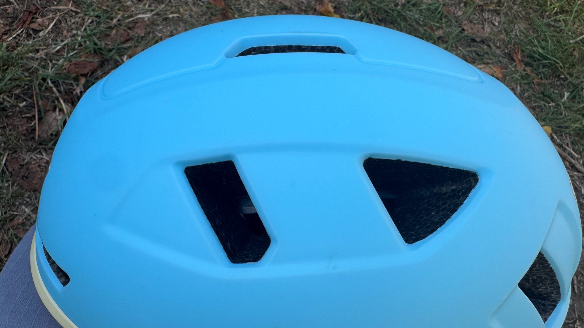 Venting in the shell of the Xnito Kid helmet