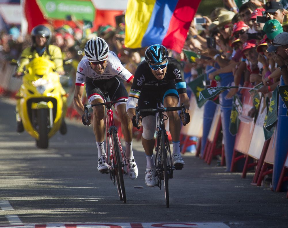 Nicolas Roche (Team Sky) beats Haimar Zubeldia (Trek) for the stage 18 win.