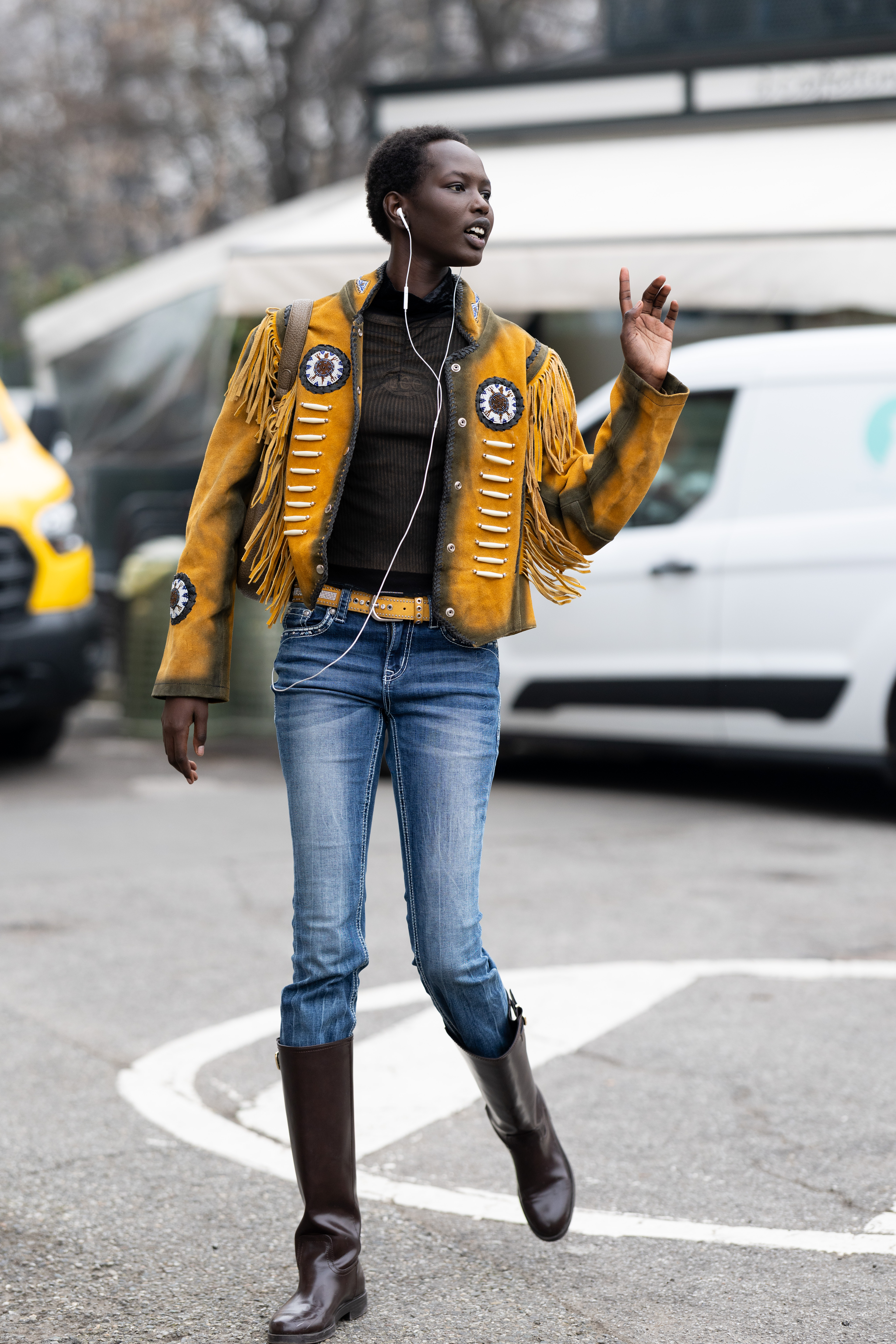 Street style imagery of a woman wearing skinny jeans.