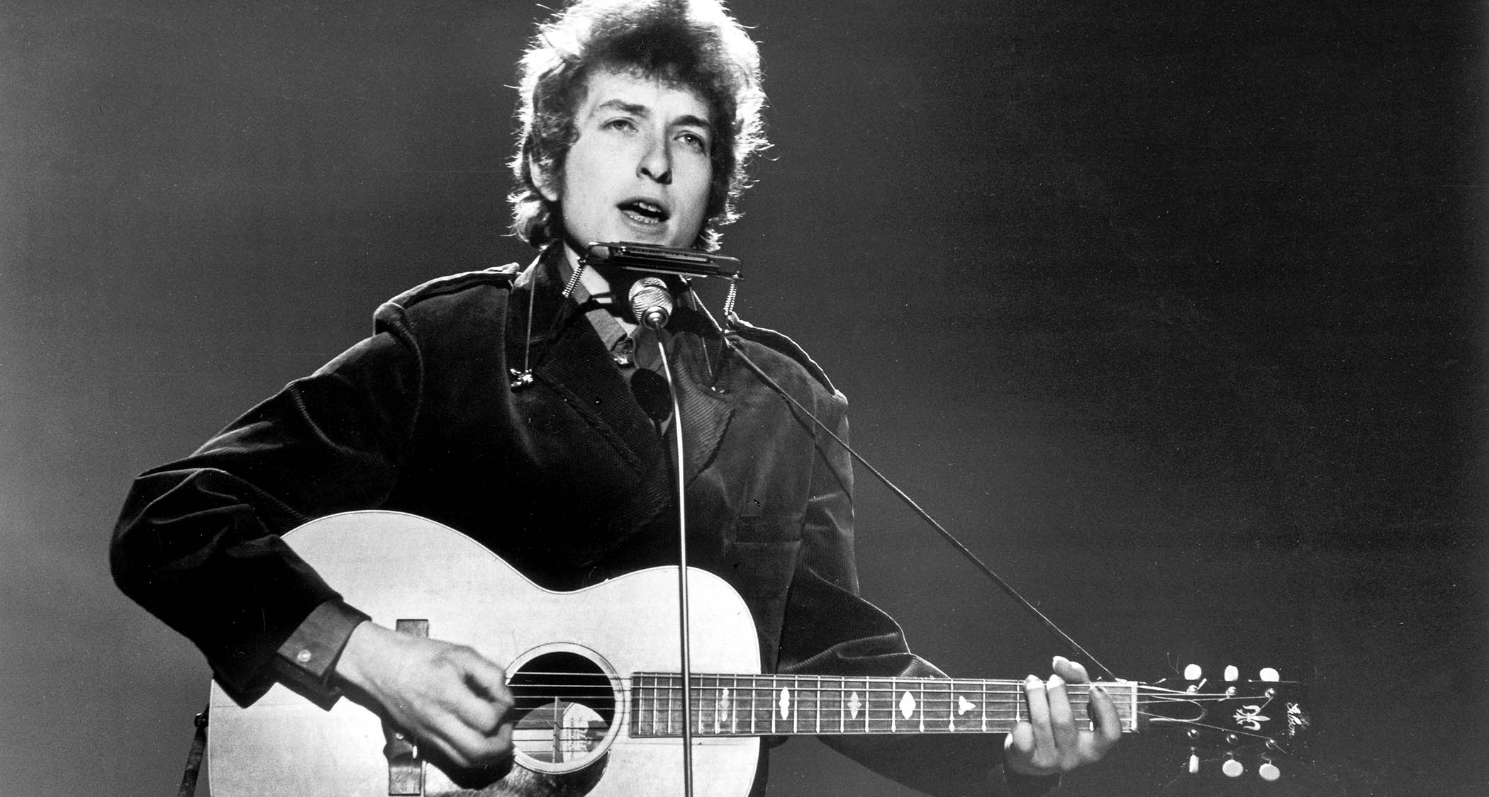 Bob Dylan performing at BBC TV Centre, London, on 1 June 1965 with his 13-fret Gibson Nick Lucas model