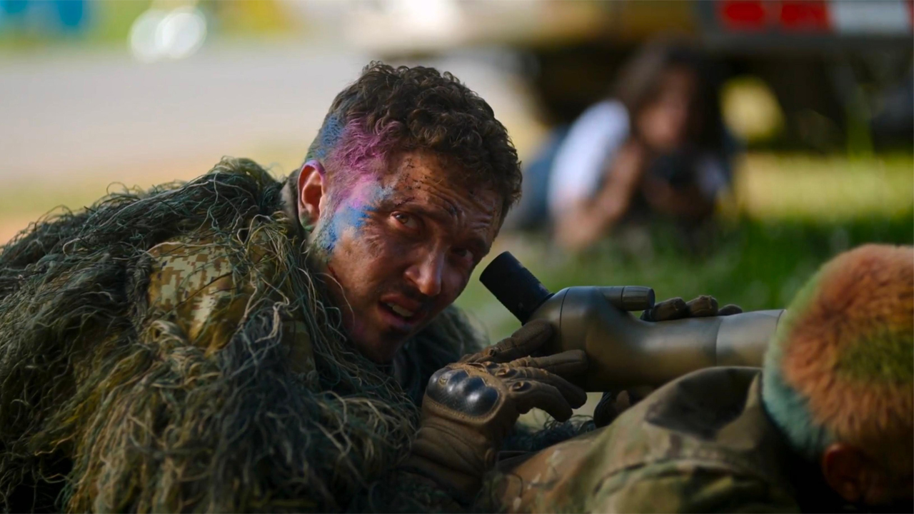 Karl Glusman in a ghillie suit in Civil War