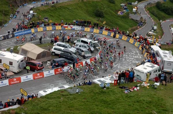The autobus makes its way to the finish.