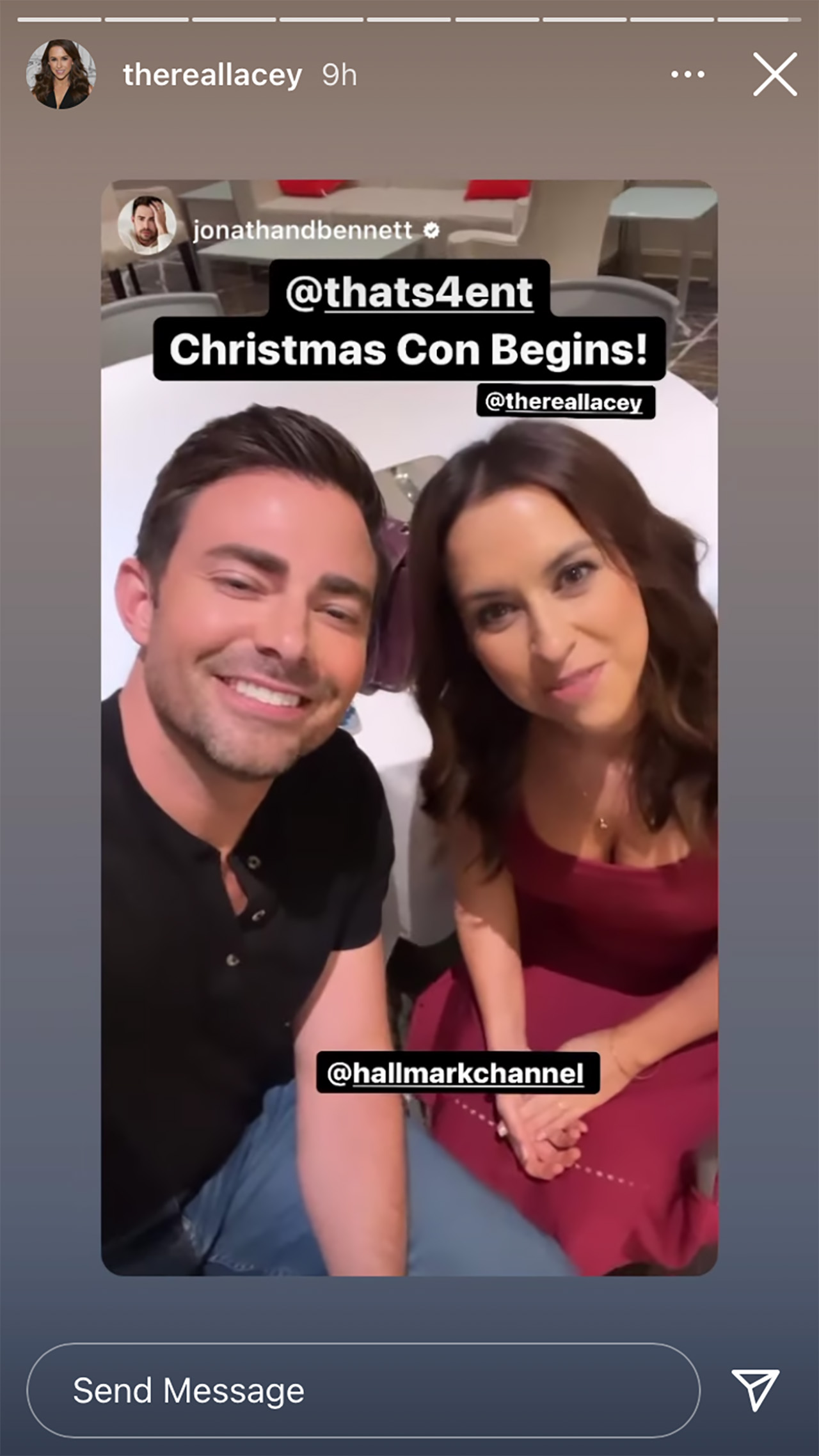 Lacey Chabert and Jonathan Bennett get together at Christmas Con