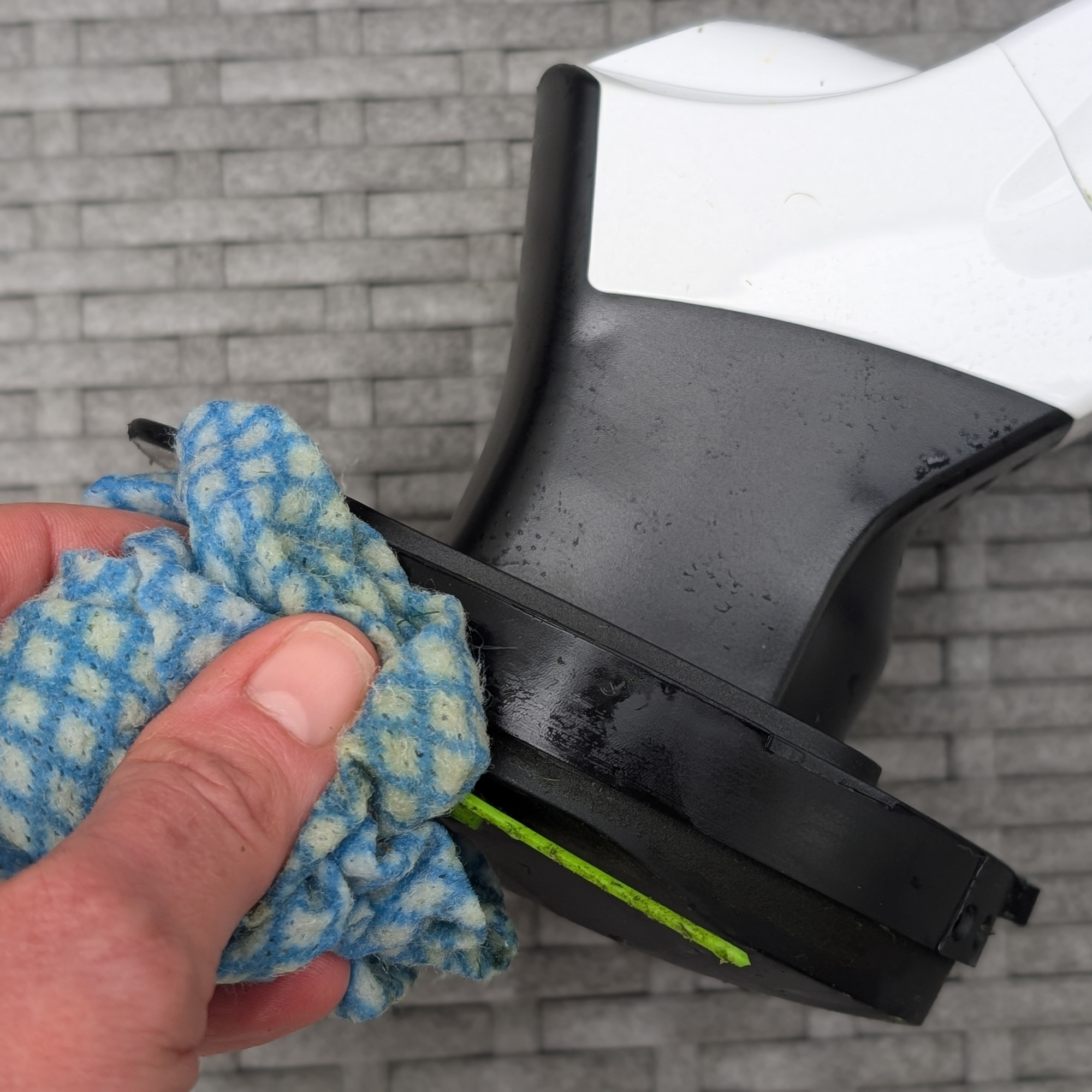 cleaning the gtech gt50 grass trimmer with a cloth