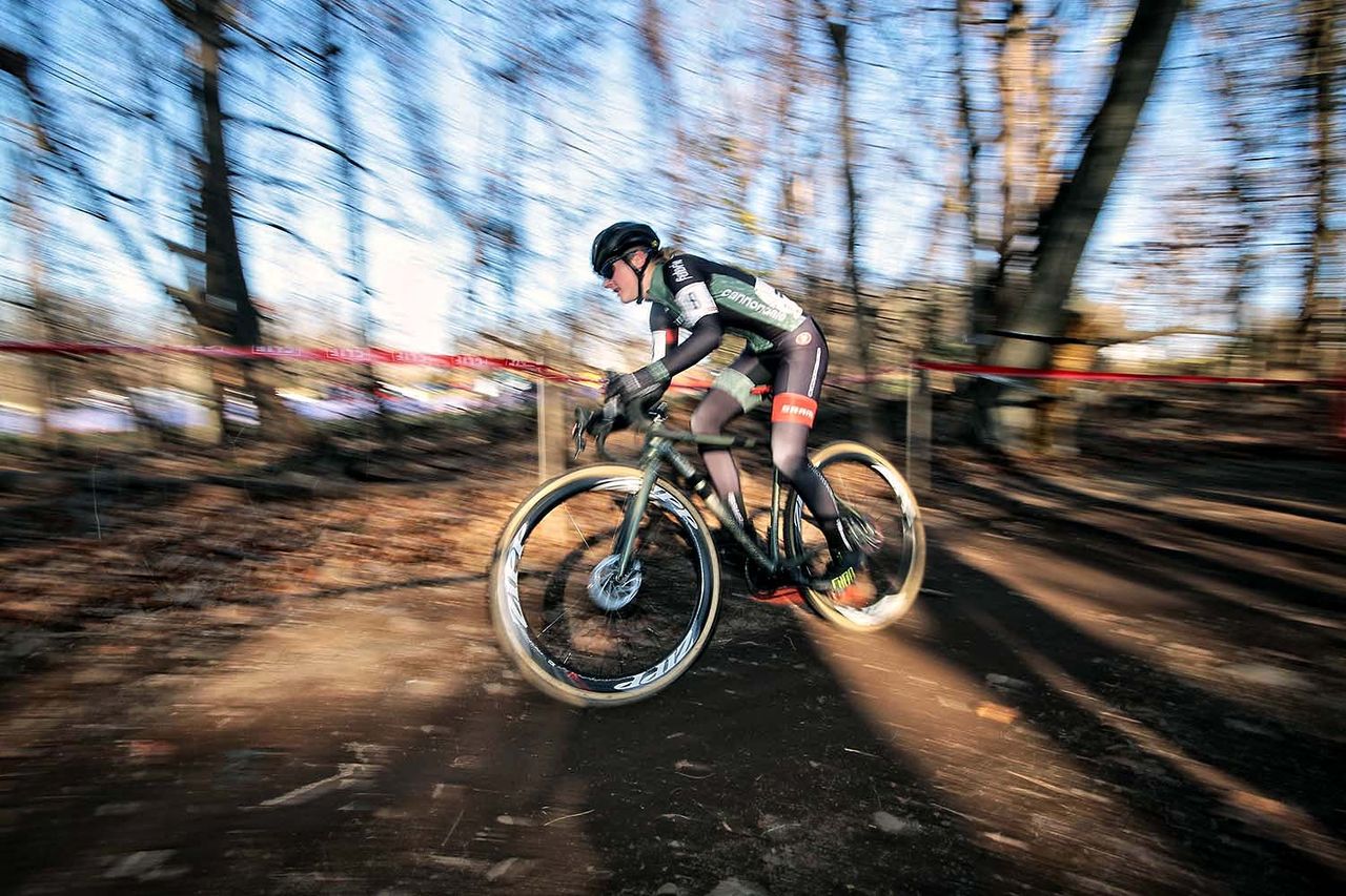 Lizzy Gunsalus (Cannondale p/b CYCLOCROSSWORLD) goes through a technical corner.