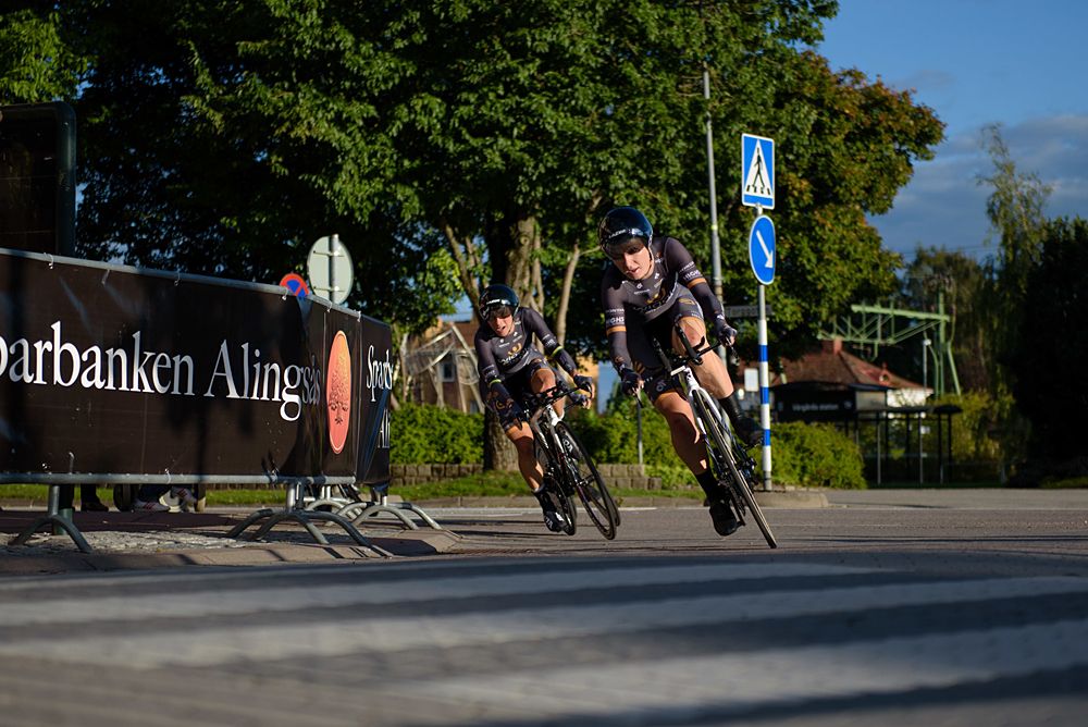 Amy Pieters leads Wiggle High5 through the final corner at the 42,5 km team time trial of the UCI Women's World Tour's 2016 Crescent V&aring;rg&aring;rda Team Time Trial