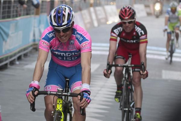 Damiano Cunego (Lampre - ISD) leads Cadel Evans (BMC)