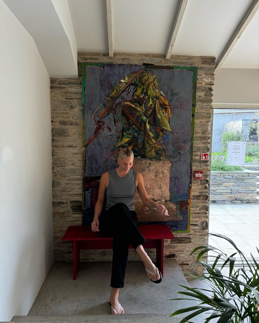 Flip flops and leggings outfit.