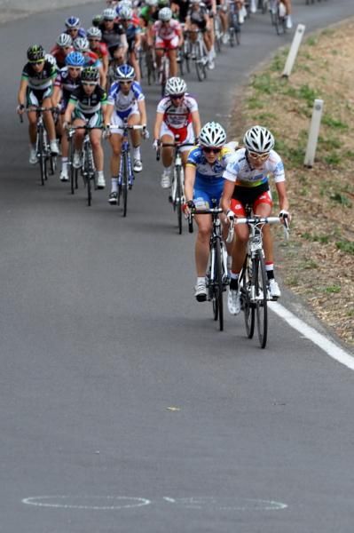 Carlee Taylor (Vienne Futuroscope) was still on the front at the top of the climb