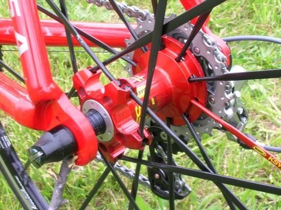 Brilliant red hubs on the Mavic Ksyrium ES wheelset set off the look of the System Six nicely