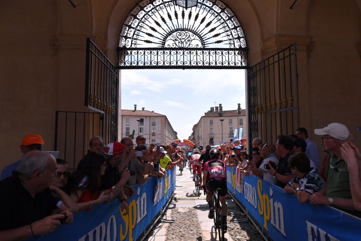 The start of stage 19 of the Giro d'Italia in Venaria Reale