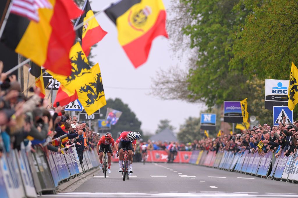 Matthews opens up the sprint