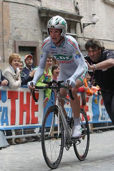 Savoldelli gets a push after changing bikes in the final 300 metres.