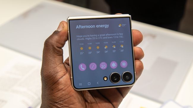 Лучшие предложения на Samsung Galaxy Z Flip 8 — скидки по trade-in, бесплатные подарочные карты и многое другое