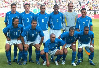 SHIZUOKA, JAPAN - JUNE 21: WM 2002 in JAPAN und KOREA, Shizuoka; Match 57/VIERTELFINALE/ENGLAND - BRASILIEN (ENG - BRA) 1:2; hintere Reihe v.li.: EDMILSON, LUCIO, Gilberto SILVA, ROQUE JUNIOR, TORWART MARCUS, CAFU; vordere Reihe v.li.: RONALDINHO, RONALDO, Roberto CARLOS, RIVALDO, KLEBERSON/BRA TEAM/MANNSCHAFT (Photo by Martin Rose/Bongarts/Getty Images)