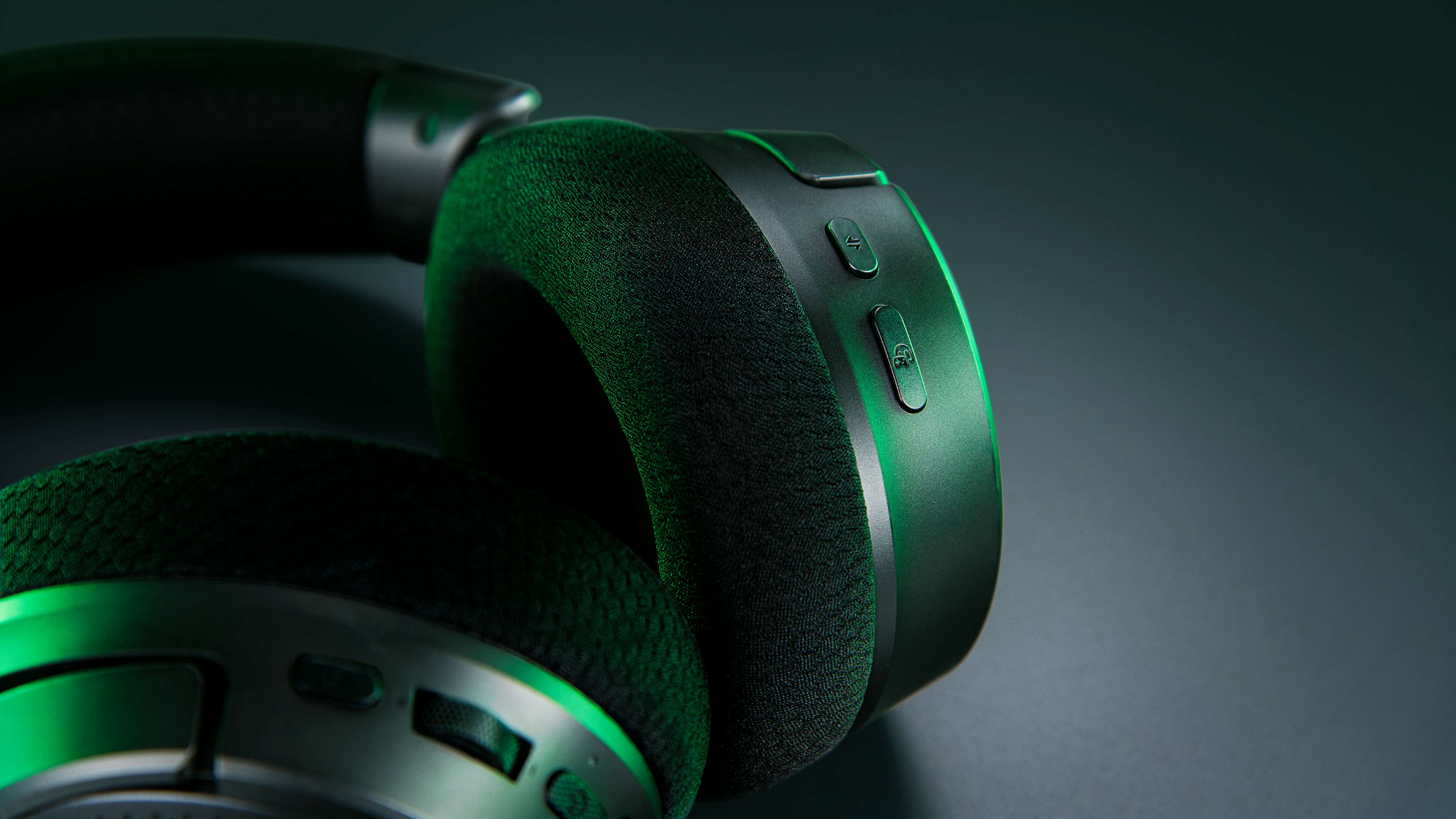 Новейшая беспроводная игровая гарнитура Razer для ПК имеет 9 зон RGB-подсветки на каждом наушнике.