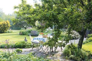 relaxed gardens with vintage appeal