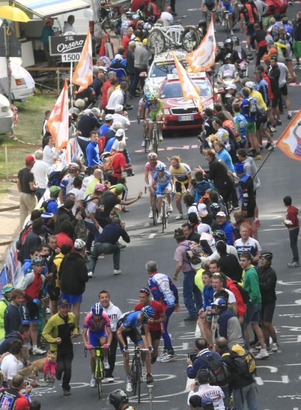 Ryder Hesjedal (Garmin - Barracuda) looks back to see where Basso and Rodriguez are