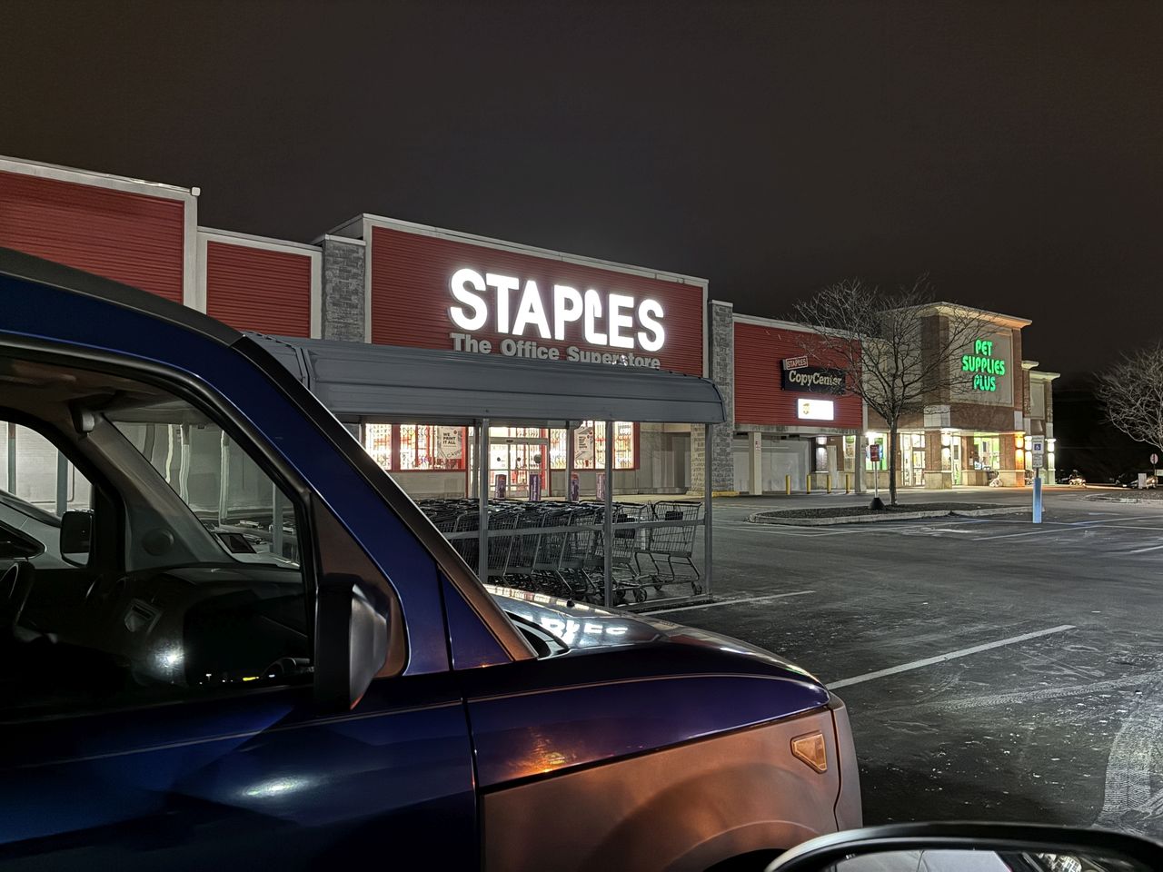Apple iPhone 16e nighttime.